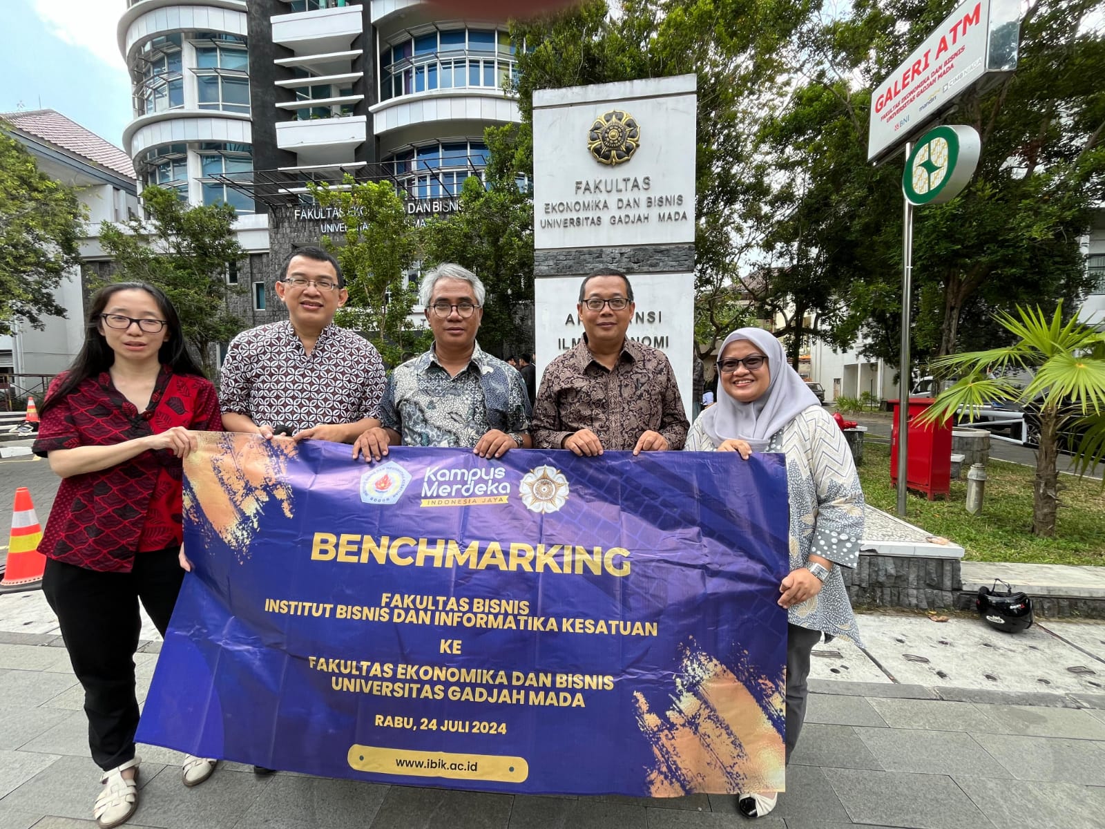 Benchmarking Kurikulum Fakultas Bisnis IBI Kesatuan ke Universitas Gajah Mada (UGM)